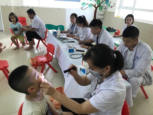Trường Mầm non Ngọc Thụy tổ chức khám sức khỏe định kỳ lần 2 cho trẻ - Năm học 2019 - 2020