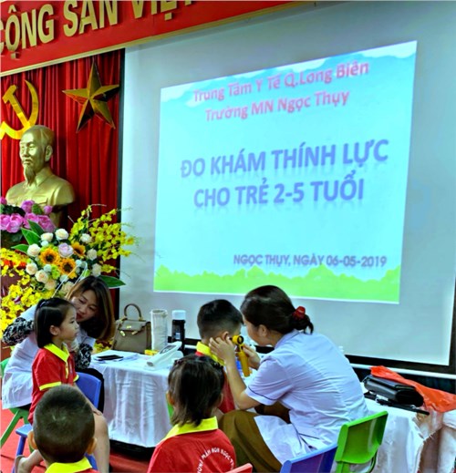 Trường Mầm non Ngọc Thụy tổ chức khám sàng lọc đánh giá chỉ số và đo khiếm thính cho trẻ từ 2 đến 5 tuổi.