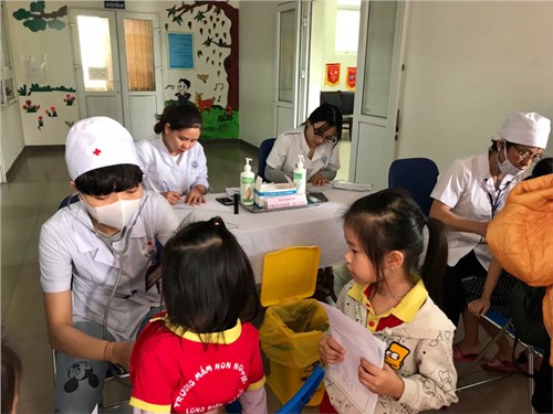 Trường Mầm non Ngọc Thụy triển khai chiến dịch tiêm bổ sung vacxin Sởi - Rubella cho trẻ tại trường.

