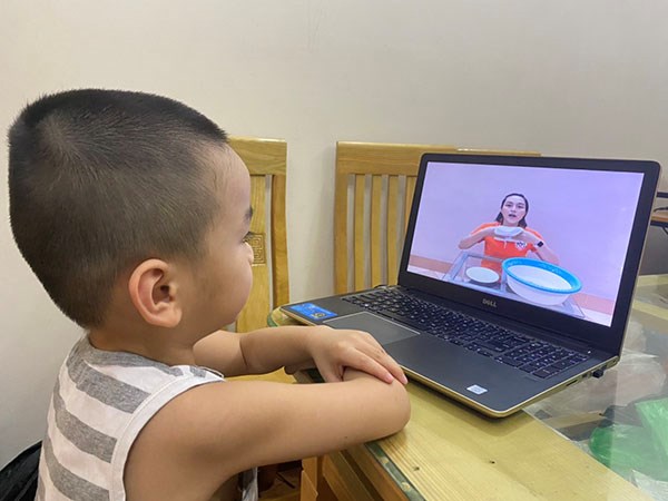 Các bé học sinh lớp MGN B1 thích thú với những giờ học online tại nhà
