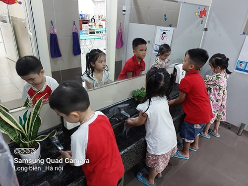 Các bé lớp Mẫu giáo nhỡ B1 rửa tay trước khi vào giờ ăn.