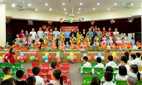 Sáng ngày 26/5/2022, trường mầm non Phúc Đồng đã tổ chức “Lễ Tổng kết năm học 2021 – 2022 và chia tay các bé MG Lớn ra trường” cho toàn thể CBGVNV và các bé học sinh trong nhà trường - khép lại một năm học đặc biệt.