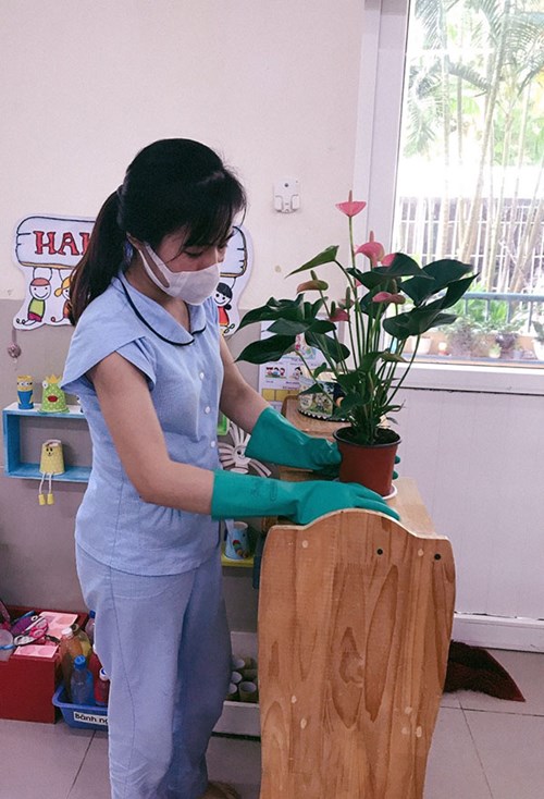Công tác vệ sinh lớp học phòng chống dịch bệnh theo mùa và Covid 19 tại lớp Mẫu giáo lớn A2 – trường MN Phúc Đồng.