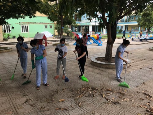 Trường mầm non Phúc Đồng tổng vệ sinh chuẩn bị sẵn sàng đón trẻ đi học trở lại sau kỳ nghỉ phòng, chống dịch bệnh Covid – 19 và chuẩn bị cho công tác cải tạo, chữa lớn về cơ sở vật chất năm 2021.