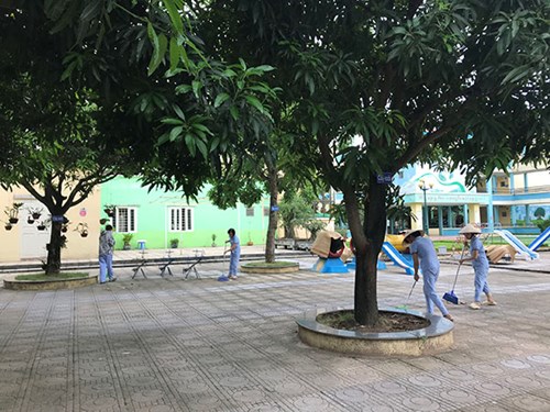 Công tác vệ sinh cuối tuần tại trường mầm non Phúc Đồng.