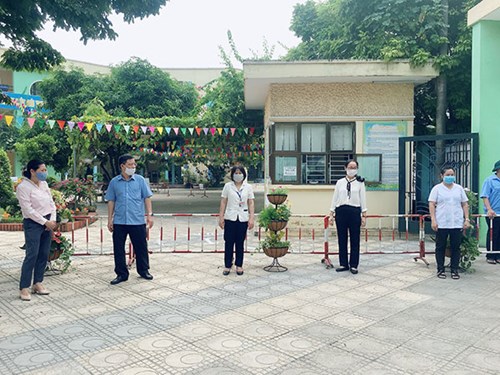 Trường Mầm non Phúc Đồng đón đoàn kiểm tra của phường Phúc Đồng  về công tác phòng chống dịch bệnh Covid-19 trước thềm năm học mới 2020 - 2021