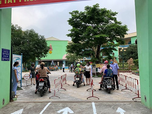 Trường MN Phúc Đồng ngày đầu tiên đón trẻ đến trường sau đợt dài nghỉ dịch COVID - 19.