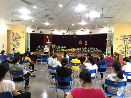 Trường MN Phúc Đồng tổ chức họp triển khai thông qua phương án đón trẻ đi học trở lại và công tác vệ sinh môi trường vào ngày 11/ 05/ 2020.