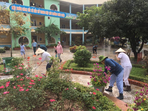 Trường MN Phúc Đồng tổ chức lao động tổng vệ sinh lần 3 trong tuần sẵn sàng đón trẻ trở lại trường vào ngày 11/5/2020