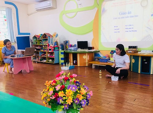 Cô giáo Trần Thị Phượng đã tham gia dự tuyển vào trường MN Phúc Đồng với HĐ dạy thực hành với đề tài tài: Dạy trẻ đếm đến 3, nhận biết nhóm có 3 đối tượng.