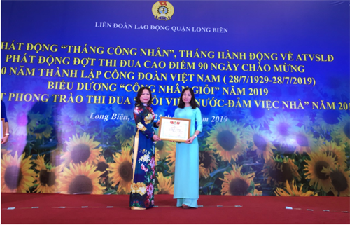 Cô Đặng Thị Thanh Xuân được Liên đoàn lao động quận Long Biên tặng giấy khen “ Giỏi việc nước- Đảm việc nhà”