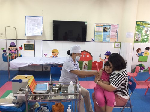 Trường mầm non Sơn Ca phối hợp với trạm Y tế phường Ngọc Lâm tổ chức chiến dịch tiêm chủng mở rộng Vắc xin Sởi-Rubella cho trẻ 1-5 tuổi đang học tại trường.