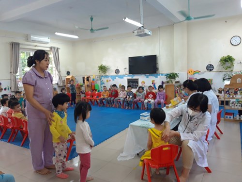 Trường mầm non Sơn Ca tổ chức khám sức khỏe định kỳ cho trẻ  năm học 2022-2023.