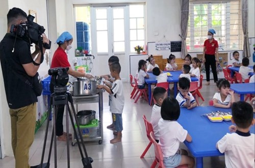 Trường MN Sơn Ca phối hợp với truyền hình VTV1trong chương trình   Vì tầm vóc Việt 
