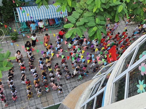 Họat động chào cờ sáng thứ 2 đầu tuần của các bé trường mầm non sơn ca