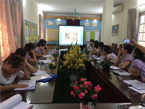 Trường mầm non Sơn Ca tổ chức tập huấn kỹ năng viết tin bài cho giáo viên toàn trường.