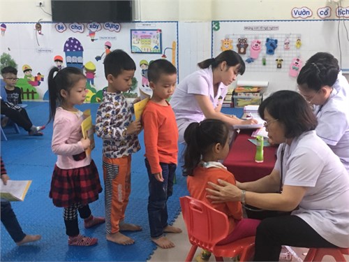 Trường mầm non Sơn Ca tổ chức khám sức khỏe định kỳ lần 1 cho trẻ.