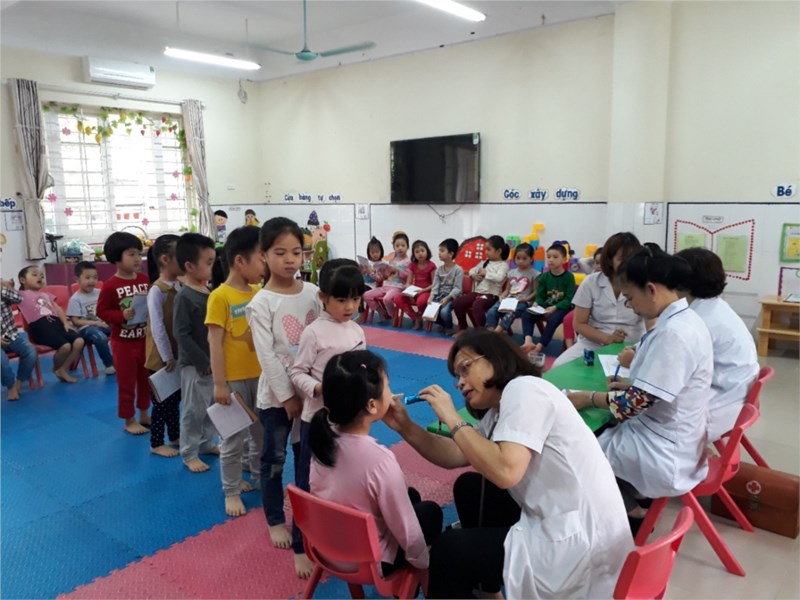 Trường MN Sơn Ca phối hợp với TTYT tổ chức khám sức khỏe cho học sinh toàn trường