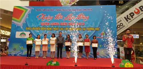 Trường mầm non Sơn Ca tưng bừng tham gia “Ngày hội Lạc Hồng” do trung tâm văn hóa quận Long Biên kết hợp với TTTM Sanvico tổ chức.