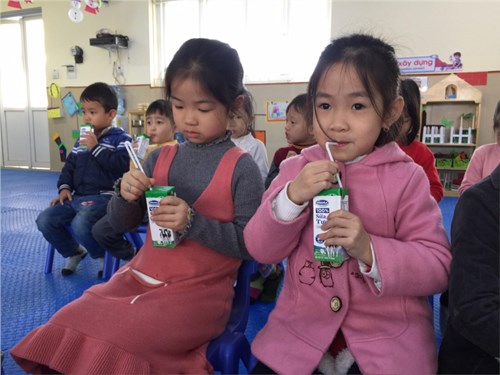 Trường mầm non Tân Mai triển khai chương trình Sữa học đườngcho trẻ.