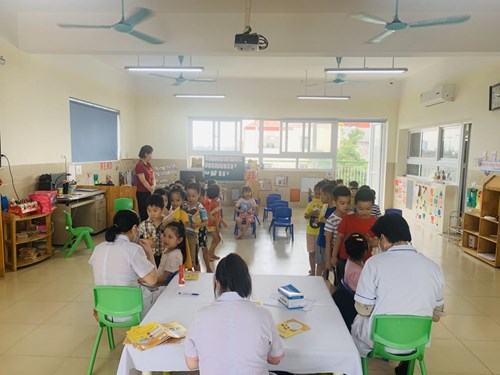 Các bé lớp MGL A1 trường mầm non Tân Mai khám sức khoẻ định kỳ năm học 2021 - 2022