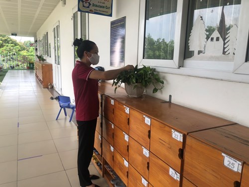 Khối MGN trường mầm non Tân Mai dọn vệ sinh phòng chống dịch bệnh 