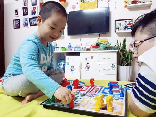 Kết hợp giữa hình thức cho trẻ học online và vui chơi, trải nghiệm là phương pháp hữu hiệu để trẻ có những phút giây tuyệt vời khi học tập tại nhà