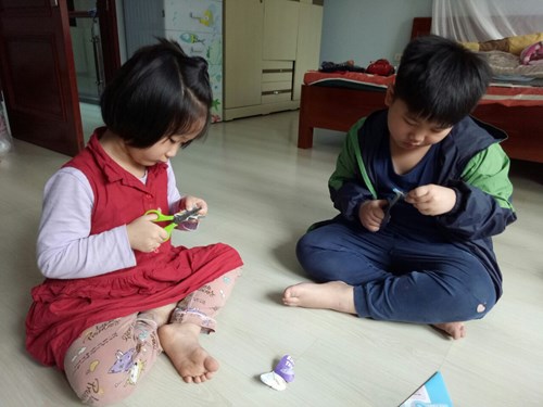 Các bạn học sinh trường mầm non Thạch Bàn luôn có được những ngày nghỉ an toàn, bổ ích, lý thú với phương châm “vừa học, vừa chơi” ngay tại nhà