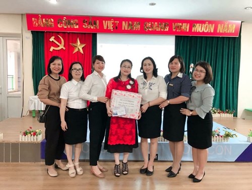 Công đoàn trường Mn Thạch Bàn  chia tay đồng chí Nguyễn Thị Hạnh về nghỉ chế độ theo quy định