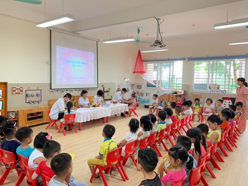 Trường Mầm non Thạch Bàn tổ chức khám sức khỏe định kỳ lần 2 cho trẻ, năm học 2019-2020