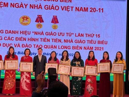 Trường mầm non Thạch Bàn nhận khen thưởng:  Tập thể lao động xuất sắc  của chủ tịch UBND Thành phố Hà Nội 