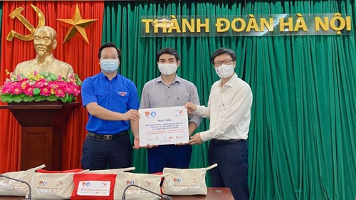 Gửi tặng tình nguyện viên Hà Nội vào Nam chống dịch 1.500 túi thuốc y tế