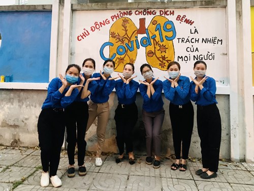 Đoàn thanh niên mầm non Thạch Bàn tham gia vẽ tranh bích hoạ tuyên truyền phòng chống dịch bệnh Covid-19