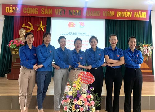 Công đoàn trường MN Thạch Bàn chúc mừng Chi đoàn nhân dịp kỉ niệm 90 năm Ngày thành lập Đoàn Thanh niên cộng sản Hồ Chí Minh (26/3/1931 - 26/3/2021)