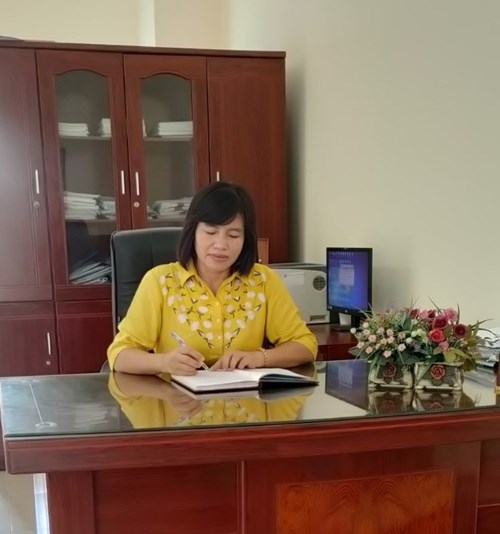 Cô giáo Lê Thị Bích Huyền - Người quản lý hết mình tận tụy trong công việc 