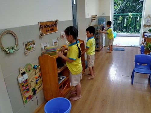 Các bé lớp mẫu giáo lớn A5 giúp cô vệ sinh môi trường lớp học 