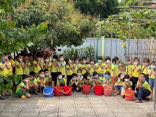 Các bé lớp mẫu giáo A2 chăm sóc vườn rau