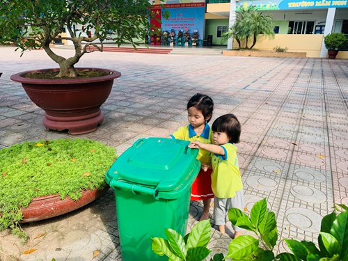 Các bé lớp mẫu giáo bé C3 với bài học vứt rác đúng nơi quy định- Hành động vì một môi trường xanh, sạch đẹp