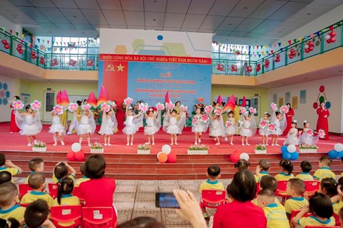 Trường Mầm non Thạch Bàn long trọng tổ chức  Lễ kỉ niệm 40 năm ngày NGVN (20/11/1982 - 20/11/2022), Đón nhận Bằng khen của UBND Thành phố Hà Nội và Bộ GD&ĐT !