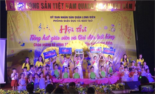 Cô và trò trường MN Thạch Bàn tham gia hội thi Tiếng hát giáo viên và giai điệu tuổi hồng Quận Long Biên năm học 2018 – 2019

