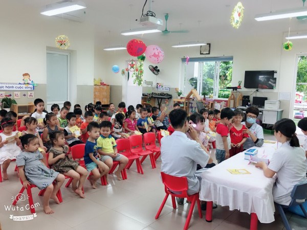 Trường Mầm non Thạch Bàn tổ chức khám sức khỏe cho học sinh năm học 2018 - 2019