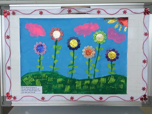 Trường mầm non Thạch Bàn trưng bày triển lãm tranh thiếu nhi chào mừng ngày hội của các cô giáo.