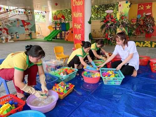 Trường mầm non Thạch Cầu tổ chức tổng vệ sinh môi trường, vệ sinh đồ dùng đồ chơi và khử khuẩn phòng chống dịch bệnh tháng 9/2019