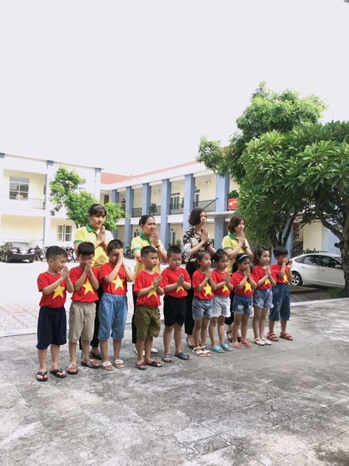 Trường mầm non Thạch Cầu dâng hương tưởng nhớ các anh hùng liệt sỹ tại đài tưởng niệm phường Long Biên năm 2019