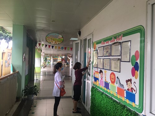 Trường Mn Thạch Cầu tiếp tục tổ chức tổng vệ sinh môi trường khử khuẩn, khử trùng bằng Cloramin B và đón trạm y tế phường Long Biên giám sát