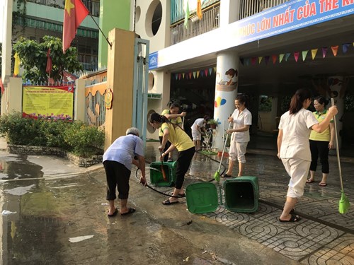 Trường mầm non Thạch Cầu tổ chức tổng vệ sinh toàn trường phòng chống dịch bệnh.
