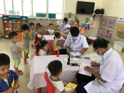 Trường Mầm non Thạch Cầu tổ chức khám sức khỏe lần 1 năm học 2018-2019 cho  học sinh trong nhà trường
