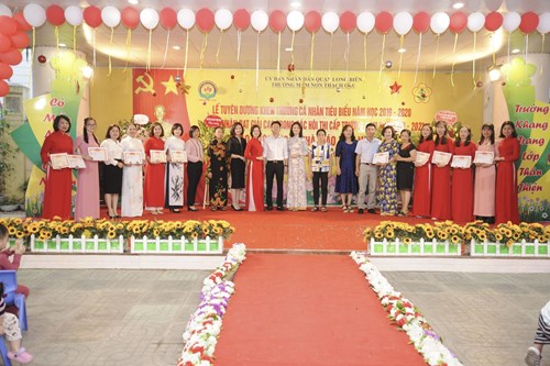 Trường mầm non Thạch Cầu tưng bừng tổ chức “ Lễ tuyên dương khen thưởng cá nhân tiêu biểu năm học 2019-2020 và cá nhân đạt giải cao trong các hội thi cấp trường năm học 2020-2021, chào mừng ngày nhà giáo Việt Nam 20/11.