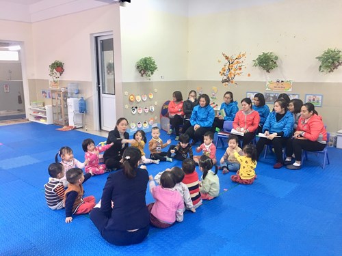 Trường mầm non Thạch Cầu tổ chức kiến tập các hoạt động xây dựng trường mầm non hạnh phúc lứa tuổi mẫu giáo nhỡ 4-5 tuổi và lứa tuổi nhà trẻ 24-36 tháng tuổi.