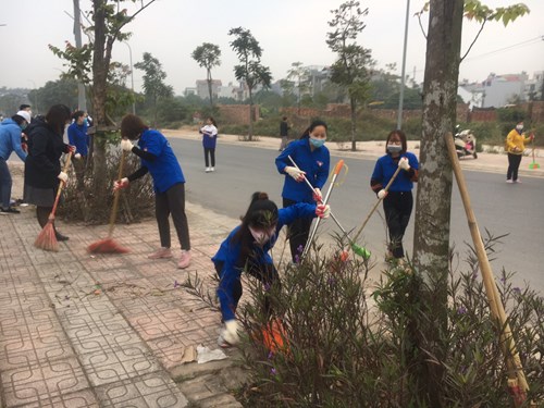 Chi đoàn trường mầm non Thạch Cầu tham gia ra quân tổng vệ sinh môi trường cùng đoàn phường Long Biên